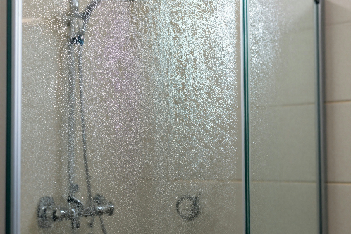 Ho testato 6 metodi per pulire il vetro della doccia: solo uno rende tutto splendente